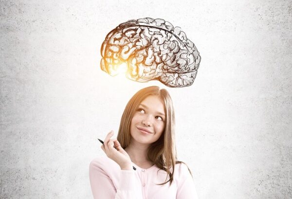 vendas no natal: menina pensativa ativando cérebro