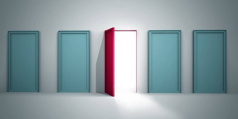 cinco portas para escolher e uma porta aberta para negócio