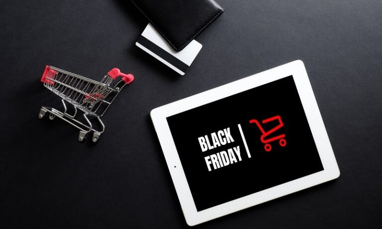 carrinho de compras e tablet com tela preta para black friday