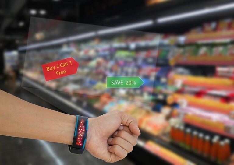 transformação digital em supermercados pulso com pulseira mostra preços e promoções ao andar pelos corredores
