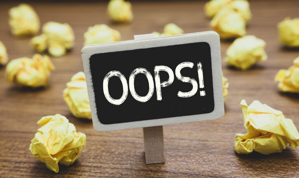 papeis amassados com oops simulam erros de propostas comerciais