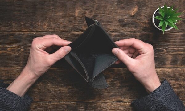 problemas financeiros: maos abrem uma carteira vazia