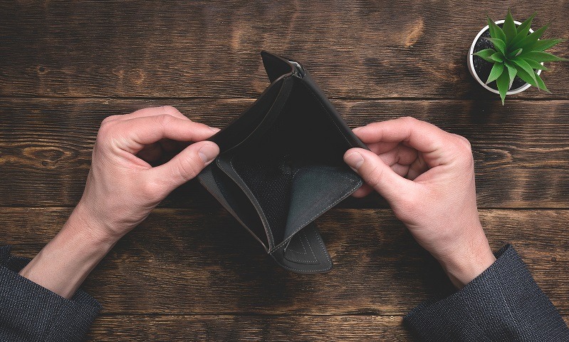 problemas financeiros: maos abrem uma carteira vazia