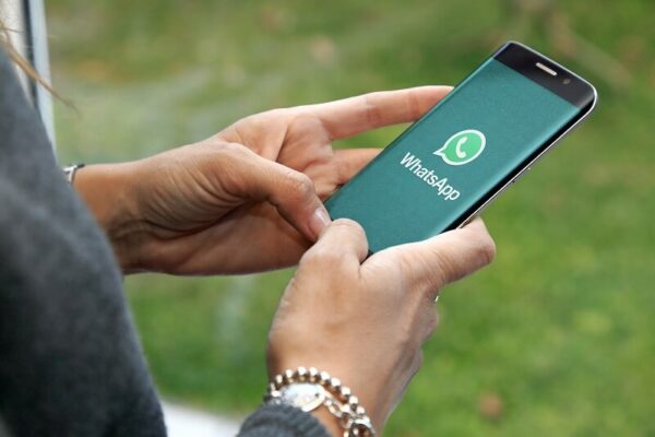 maos acessam whatsapp para vender mais