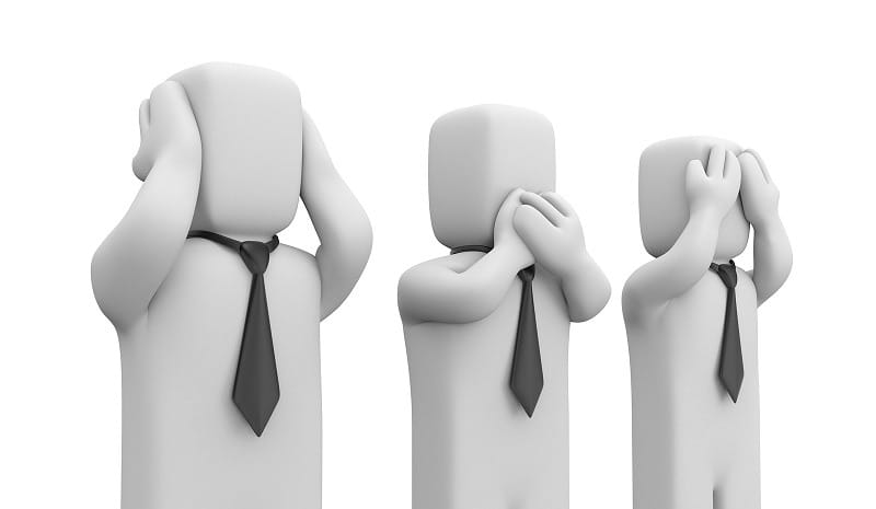 três bonecos com as mãos no rosto representam cegueira, surdez e mudos