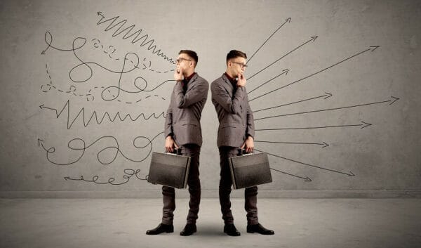 cultura: dois homens olhando para lados diferentes e enxergando linhas diferentes