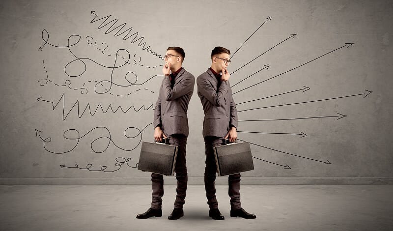 cultura: dois homens olhando para lados diferentes e enxergando linhas diferentes