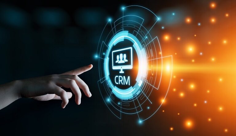 mão seleciona software CRM para vendas