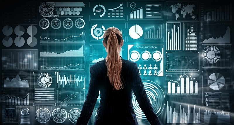 mulher observa todos os dados para realizar um atendimento personalizado ao cliente