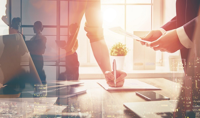 collaborative selling homem e mulher trabalhando juntos