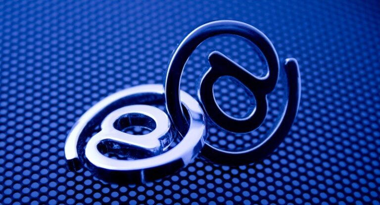 dois simbolos de arroba interligados simbolizando relacionamento criado por email marketing