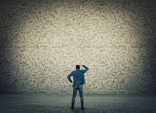 homem pensando em frente a uma parede de crise reavaliar