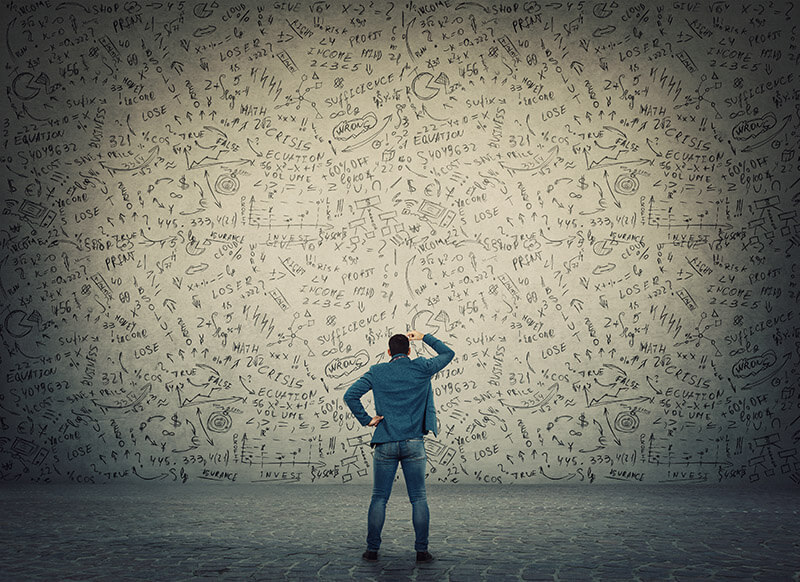 homem pensando em frente a uma parede de crise reavaliar