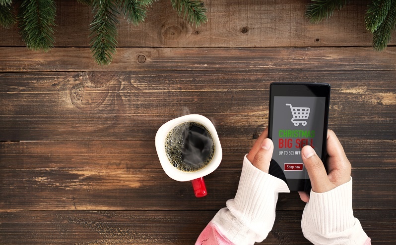 mao feminina acessa site de compras no natal