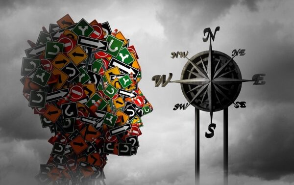 cabeça com muitas direções diferentes em tempo nebuloso representa o desafio do coach