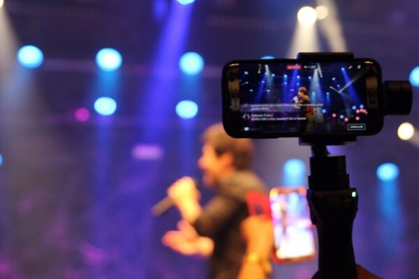 camera de celular capta vídeo ao vivo para web