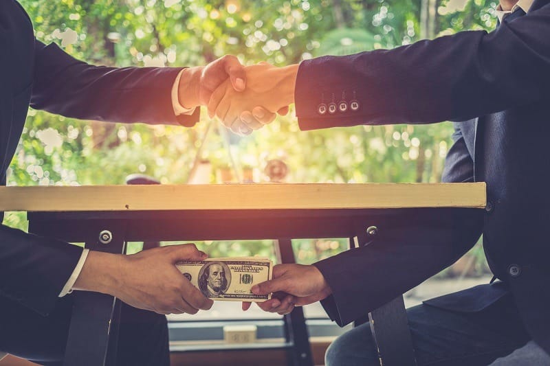 aperto de maos esconde por baixo entrega de dinheiro risco de calote e corrupção