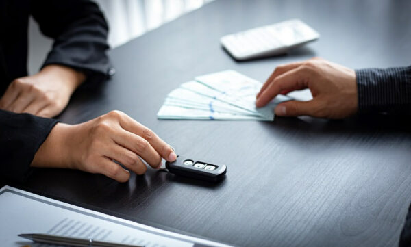mulheres que vendem mão feminina vendendo carro