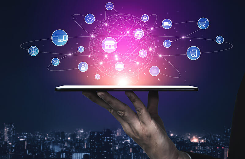 compras online na pauta da mão do consumidor