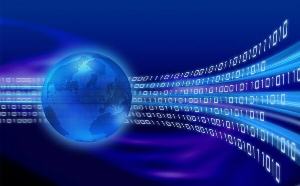 traços formados por vários 0 e 1 saem de globo terrestre representando transformação digital no mundo