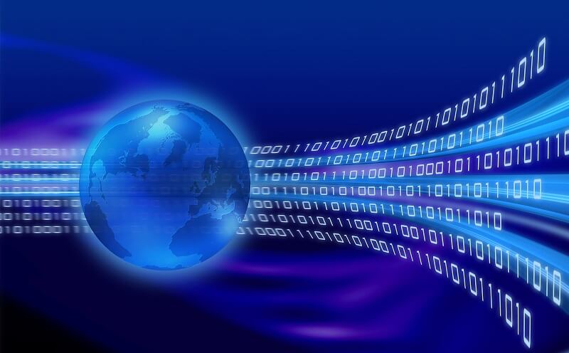 traços formados por vários 0 e 1 saem de globo terrestre representando transformação digital no mundo