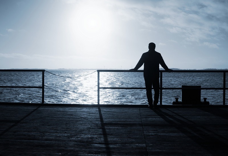 homem observa mar e reflete sobre informação de que tem apenas 6 meses de vida