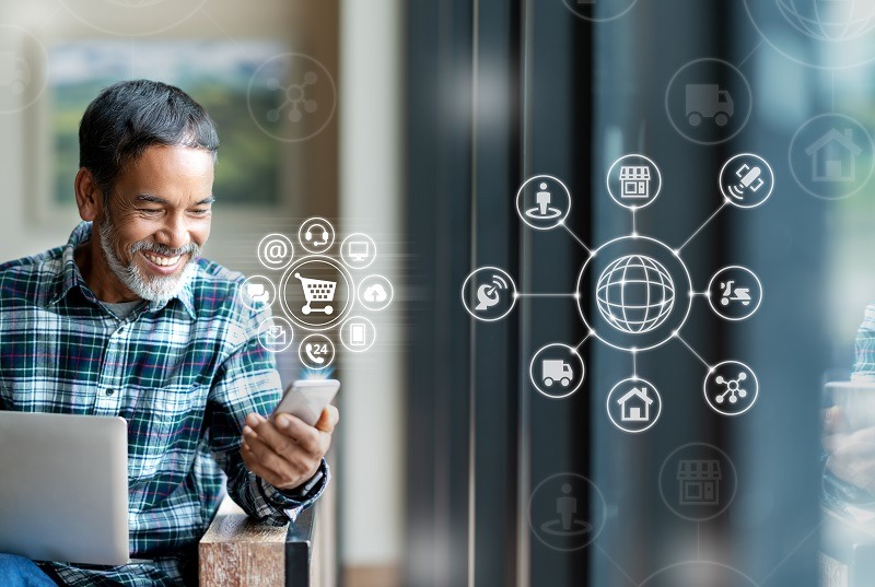 empresário realiza negócios em rede aproveitando produtos e serviços a mais da própria empresa