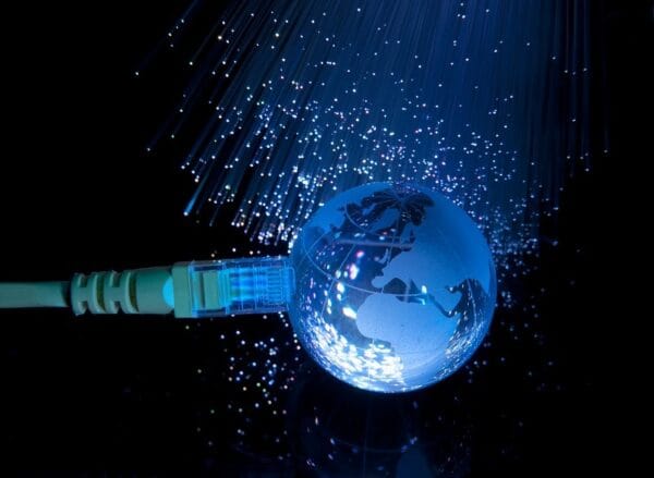 defasio quanto a seguranca da informacao cabo de internet mostra um mundo conectado