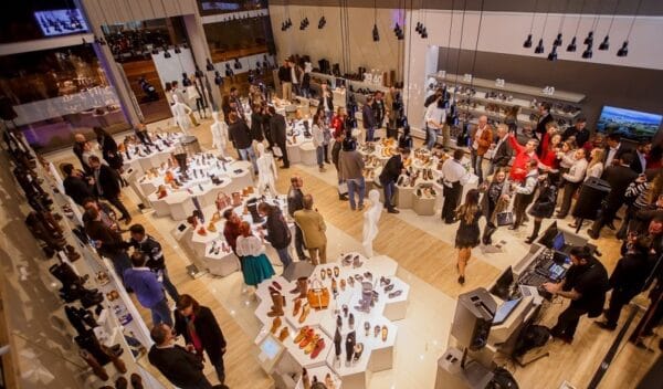 inauguração da sapati com várias pessoas e calçados