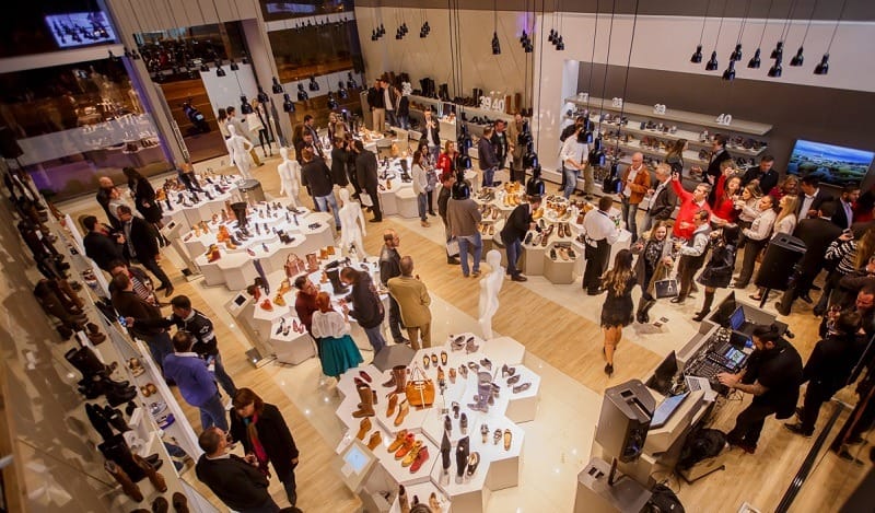 inauguração da sapati com várias pessoas e calçados