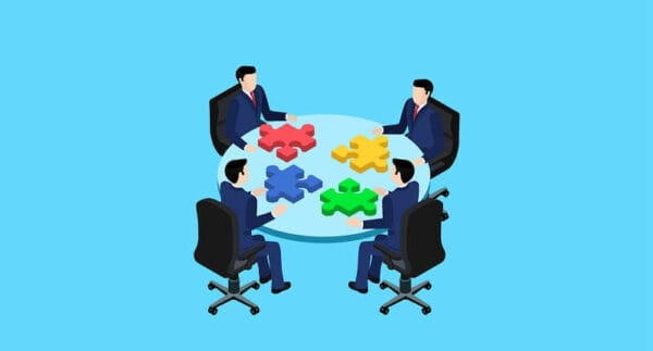 oportunidades quatro executivos sentados a mesa montando quebra cabeça com suas respectivas peças