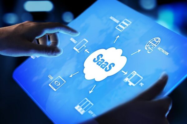 mao clica em mais opções para compra, agregando serviços no e-commerce