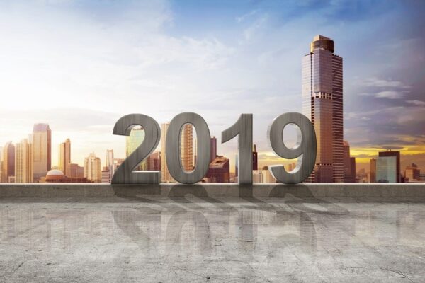 ano 2019 em destaque com cidade tecnológica ao fundo
