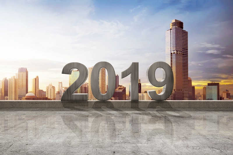 ano 2019 em destaque com cidade tecnológica ao fundo