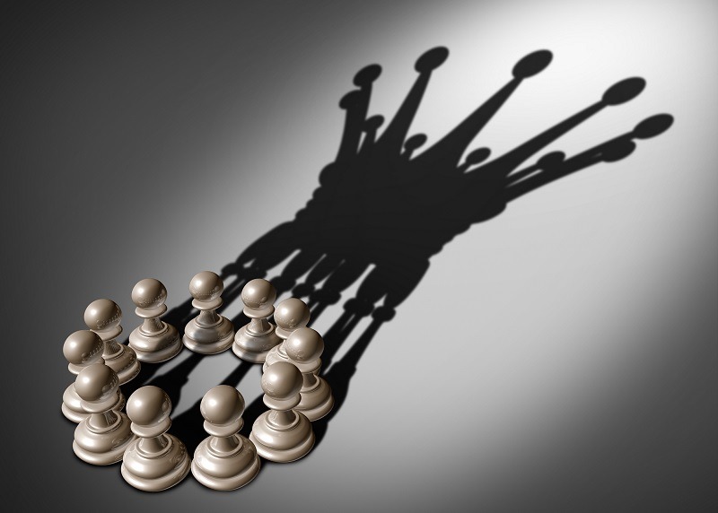 equipe difícil: união de peões projeta sombra de rei