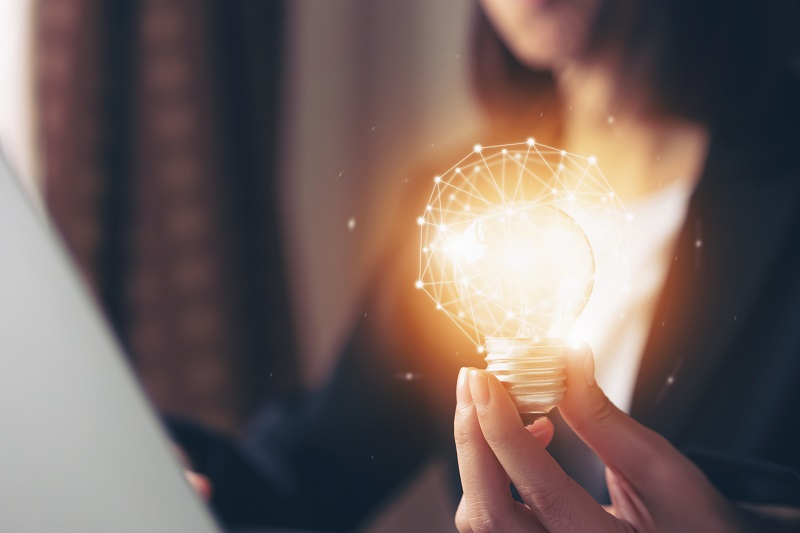 mando segura lampada de ideias