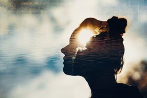 sombra de perfil de mulher com iluminação de sol dentro da cabeça atravessar o vazio
