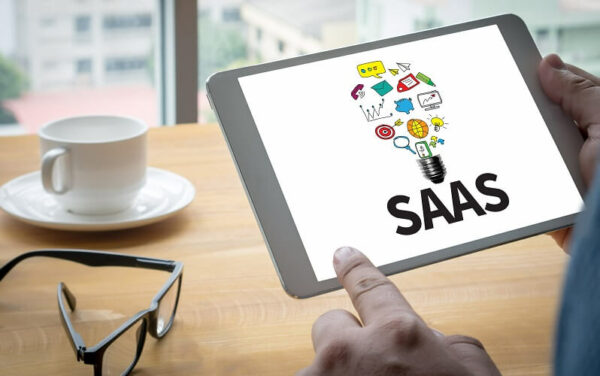 vendedor acessa ferramenta para vendas em visita ao cliente