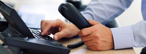 mao humana realziando chamada por telefone cold call