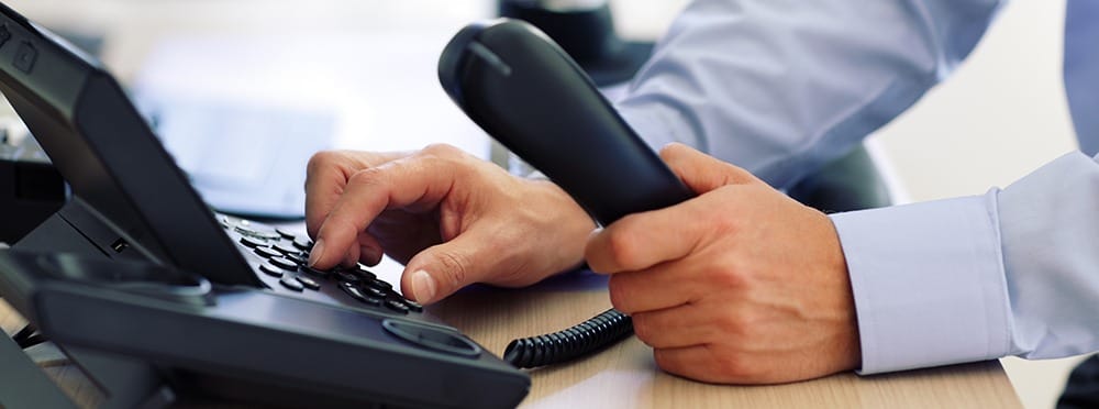 mao humana realziando chamada por telefone cold call