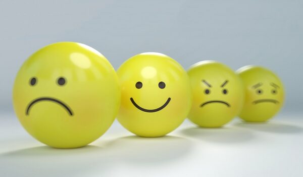 nao caia em guerra de preços - imagem com bola amarela feliz em meio a outras tristes