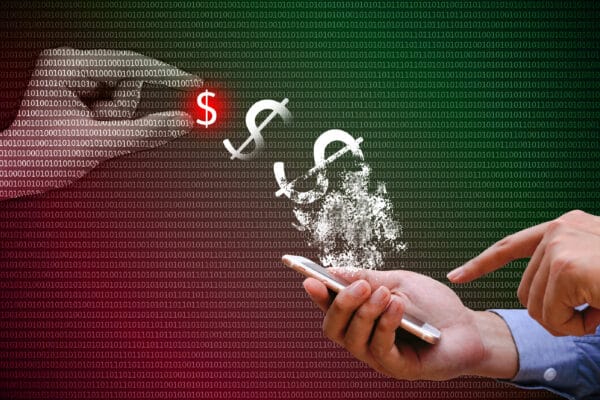 mãos utilizam o telefone para vender mais e transformam ligação em cifrões