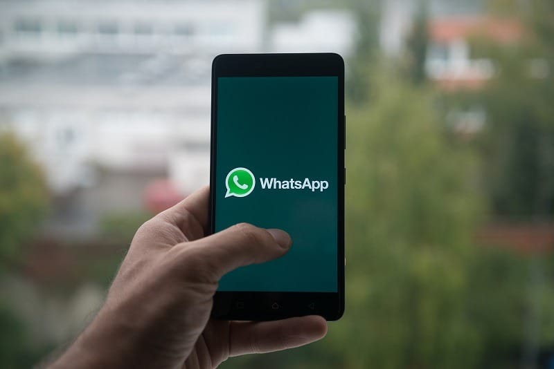mão utilizando whatsapp para fazer vendas