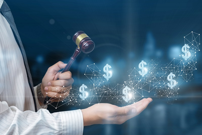 mão com martelo transforma ação em dinheiro