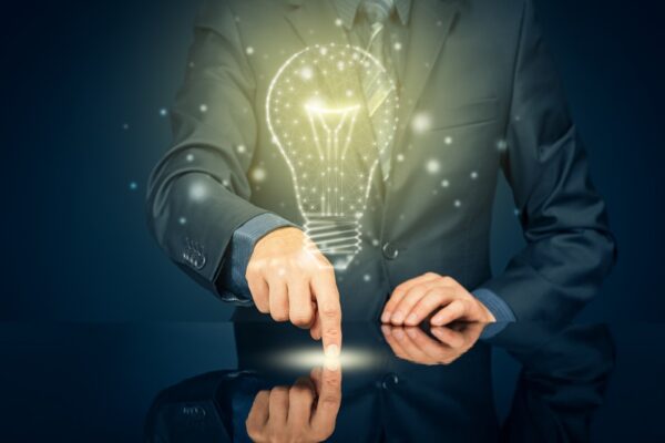 gestor alia ideia à prática com lampada e sombra