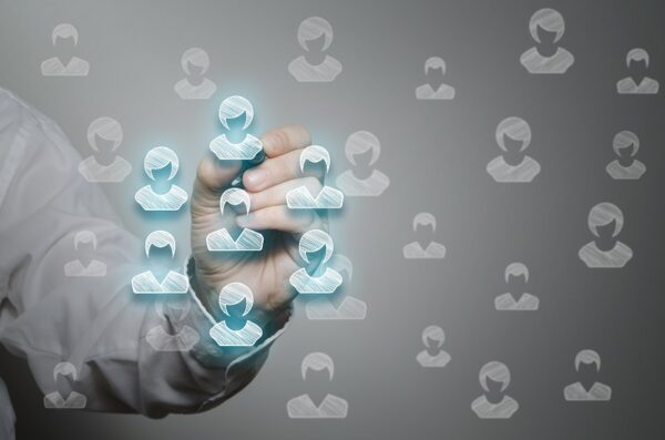 engajar: mão seleciona mais clientes em rede