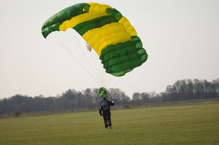 paraquedas verde e amarelo simulando seguranca de tite