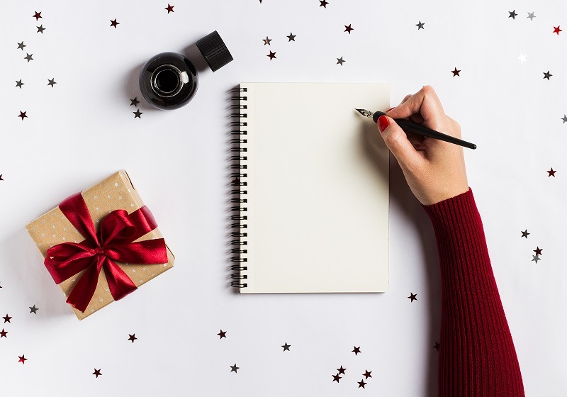mão feminina desenha metas para o que esperar do natal em 2018