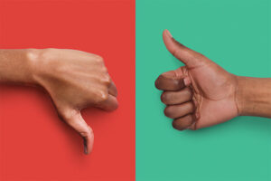 mao sinaliza negativo com fundo vermelho e outra mão sinaliza positivo com fundo verde - sim e não em vendas