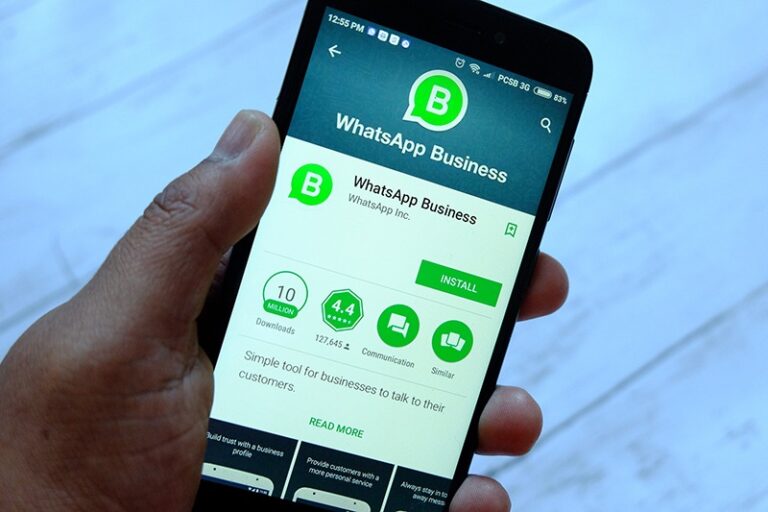 mao segura smartphone com whatsapp business para atendimento para empresas